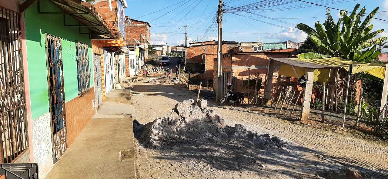 Secretaria de Obras conclui calçamento da rua da Jaqueira e recupera muro e rua na Getúlio Vargas
